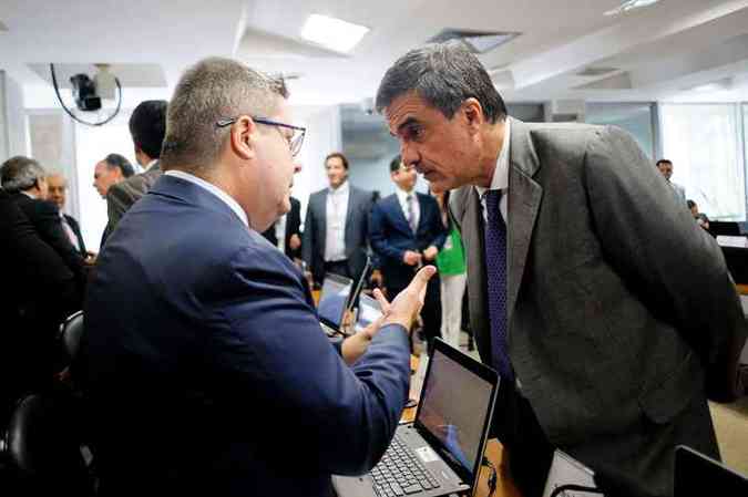 O relator da comisso e senador Antonio Anastasia (PSDB-MG) conversa com o advogado da presidente afastada Dilma Rousseff e ex-ministro da Advocacia-Geral da Unio (AGU) Jos Eduardo Cardozo(foto: Pedro Frana/Agncia Senado)