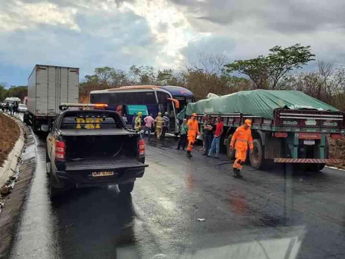 Acidente com três caminhões deixa um ferido na BR-251 em Francisco Sá