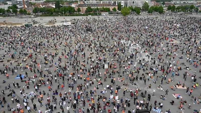 Milhares protestaram na Alemanha a favor da flexibiliza��o das medidas de isolamento social(foto: Getty Images)