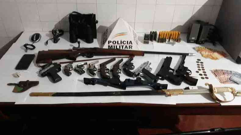 PM apreendeu armas de fogo, alm de diversos objetos roubados pelo bando de criminosos