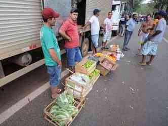 Na BR-040, agricultores pem produtos  venda abaixo do preo, em protesto que congestiona estradas em Minas(foto: Gladyston Rodrigues/EM/D.A Press)