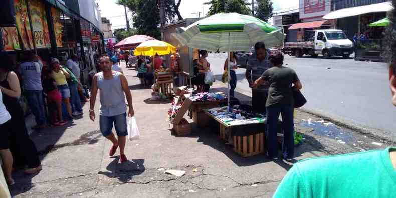 Ambulantes tambm aproveitaram para vender suas mercadorias(foto: Kilder Costa/Divulgao)