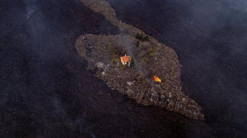 A fotografia da casa intocada com lavas ao redor viralizou na semana passada