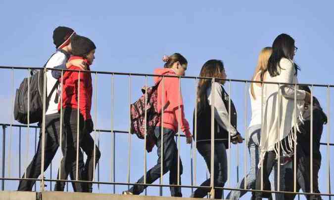 Pedestres usam agasalho para se proteger do frio na travessia da Estao Santa Efignia do metr(foto: Juarez Rodrigues/EM/D.A Press)