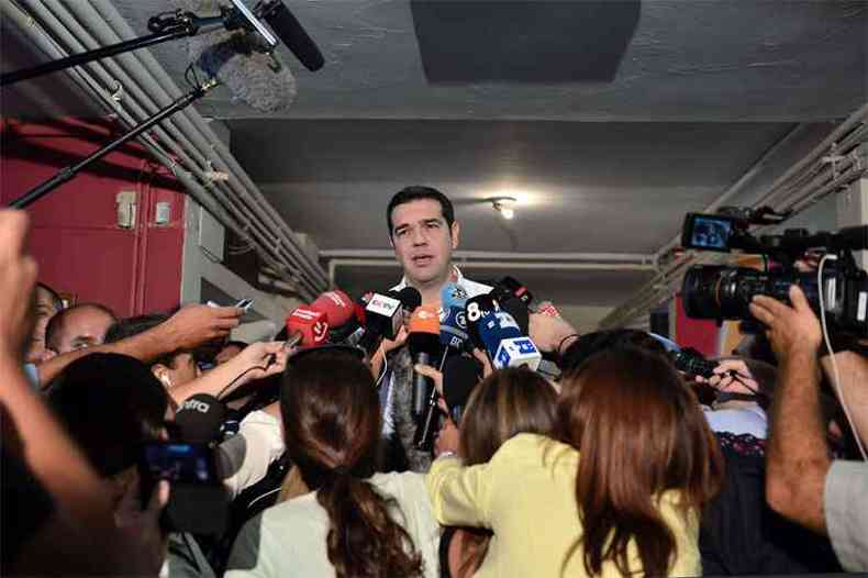 Tsripas fala com a imprensa depois de votar no centro de Atenas.(foto: AFP PHOTO/ LOUISA GOULIAMAKI )