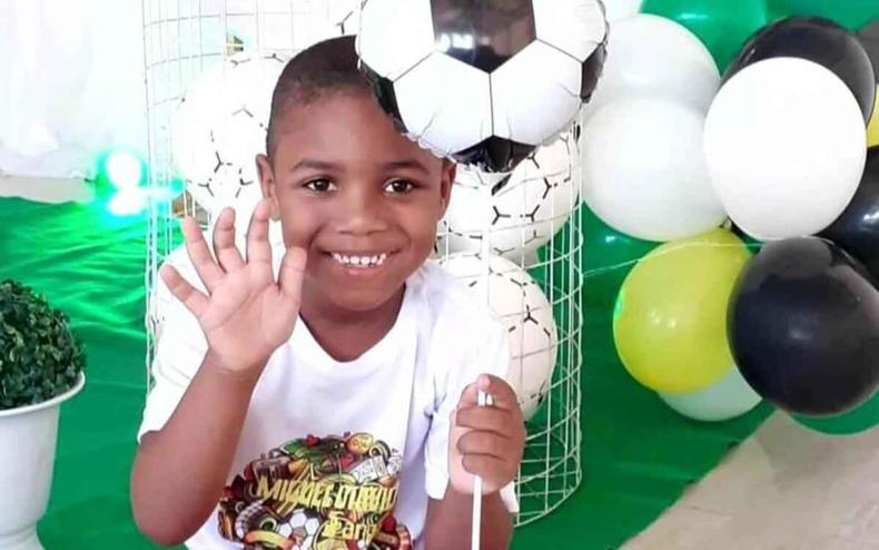 Foto do menino Miguel em uma festa de aniversrio