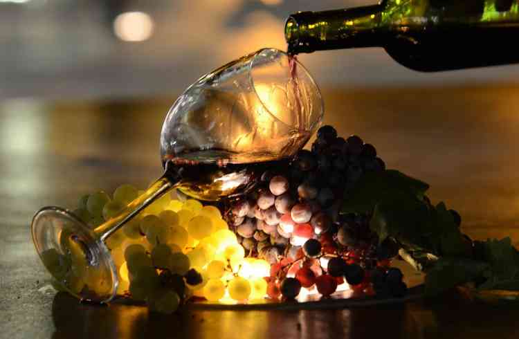 taa de vinho sobre cachos de uvas