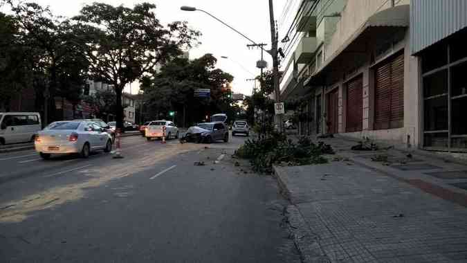 Batida destruiu o veculo prximo ao cruzamento com a Avenida dos Andradas, no Bairro Santa EfigniaLeonardo Alvarenga/Divulgao