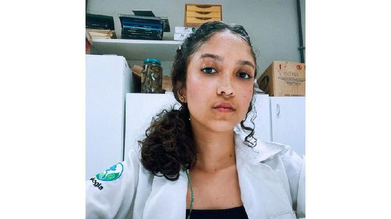 Cortes no orçamento do MEC suspenderam o pagamento de um auxílio que Esther Sales. 'Fui a primeira mulher da família a chegar à universidade. Não quero ser a última', disse(foto: Arquivo pessoal) Esther Sales