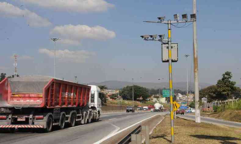 Segundo o DER-MG, ao final do processo de implementao as rodovias mineiras tero, ao todo, 995 radares(foto: Paulo Filgueiras/EM/D.A Press)
