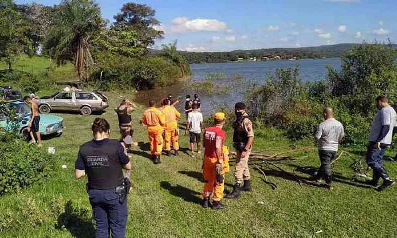 Bombeiros, guardas municipais em acampamento nas margens da lagoa de Várzea das Flores onde jovens acampavam e homem de 21 anos se afogou e morreu