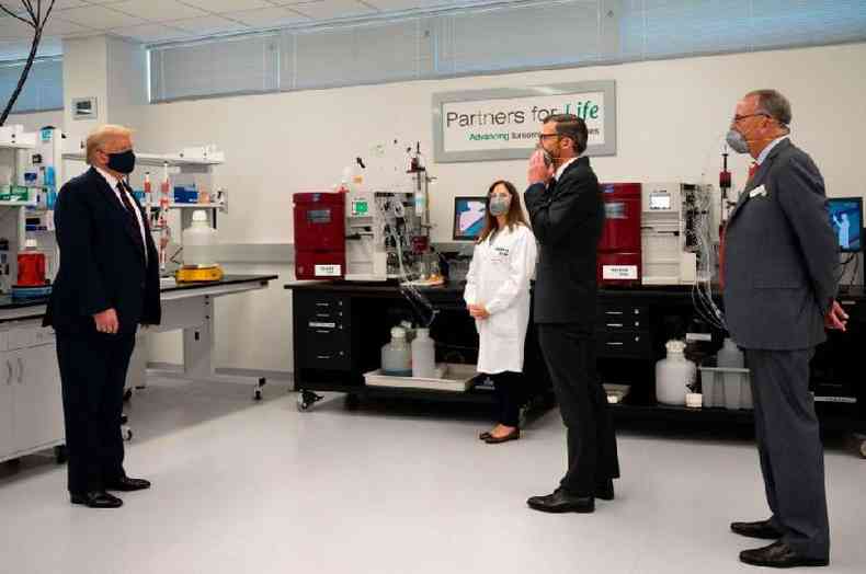 O presidente dos EUA, Donald Trump, em visita a um laboratrio que fabrica componentes para uma vacina em potencial(foto: Getty Images)