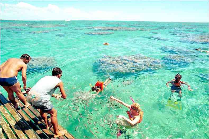 O turista encontra muito sol e mar de guas cristalinas ao visitar a barreira de corais na Praia de Maracaja, no RN(foto: Sec Turismo do RN/Divulgao)