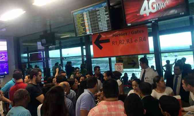 Passageiros lotam o balco de atendimento de uma das operadoras no aeroporto(foto: Carlos Marcelo/EM/D.A.Press)