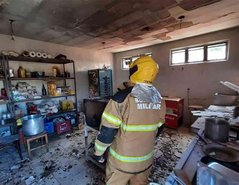 Bombeiros retiraram e abafaram os botijes de gs que iniciaram incndio que destruiu parte do restaurante cozinha do restaurante destruio fogo