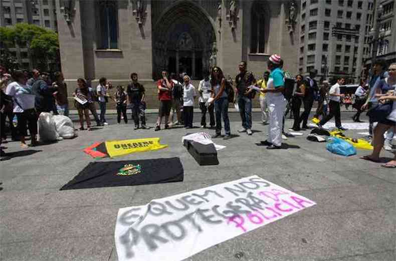 Populares se manifestam contra a violncia na Praa da S, em So Paulo (foto: NELSON ANTOINE/FOTOARENA/ESTADAO)