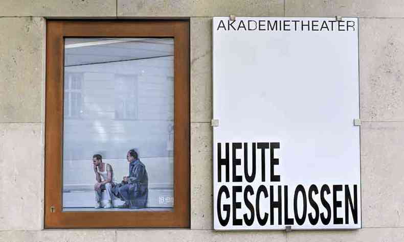Cartaz na fachada do Akademietheater, em Viena, informa: 