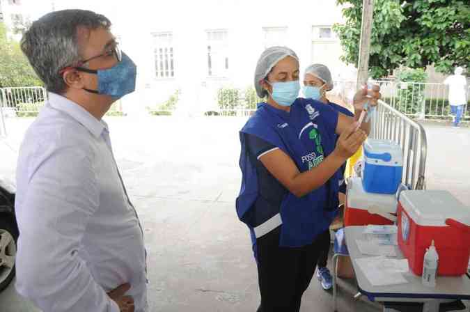 Vacinao de idosos contra a COVID-19, atravs do sistema drive-thru, no Batalho do Corpo de Bombeiros, no Bairro Funcionrio, na Regio Centro-Sul de BH Juarez Rodrigues/EM/D.A Press