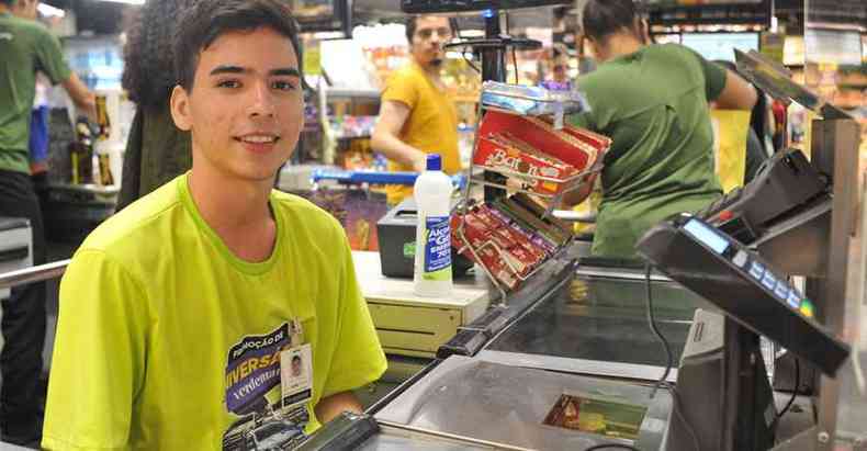 O operador de caixa Luiz Eduardo Pires higieniza as mos a cada compra registrada(foto: Leandro Couri/EM/D.A Press)