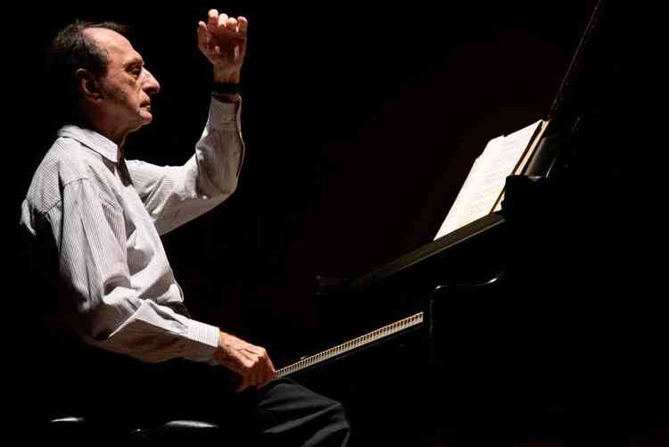 Eduardo Hazan executa msica ao piano