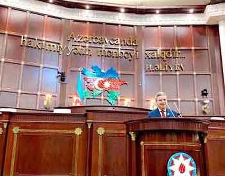 O senador Antonio Anastasia discursando na tribuna do Parlamento do Azerbaijo(foto: Embaixada do Brasil/Divulgao)