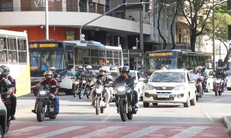 todos os motociclistas com a viseira aberta 