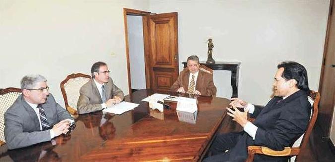 Luiz Moura (E) e Jos Alfredo Baracho, representantes da OAB, em reunio com o presidente do TJ, Joaquim Herculano, e o juiz Ramon de Oliveira (foto: Leandro Couri/EM/D.A Press)