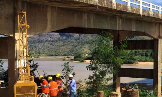 Recuperao definitiva de pilar da ponte vai ampliar sua capacidade para receber veculos com at 45 toneladas(foto: DER-MG/Divulgao)