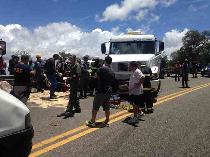 Equipes do Corpo de Bombeiros e do Samu foram chamadas para socorrer as vtimasCBMG/Divulgao