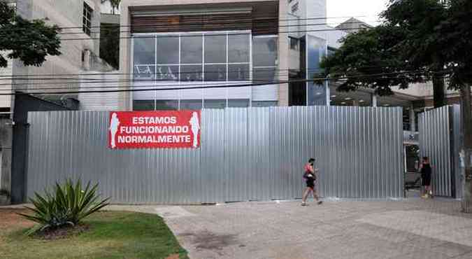 Concessionria na Avenida Bandeirantes, ao lado da Praa JK, no bairro Sion, instalou placas de segurana(foto: FOTOS TLIO SANTOS/EM/D.A PRESS)