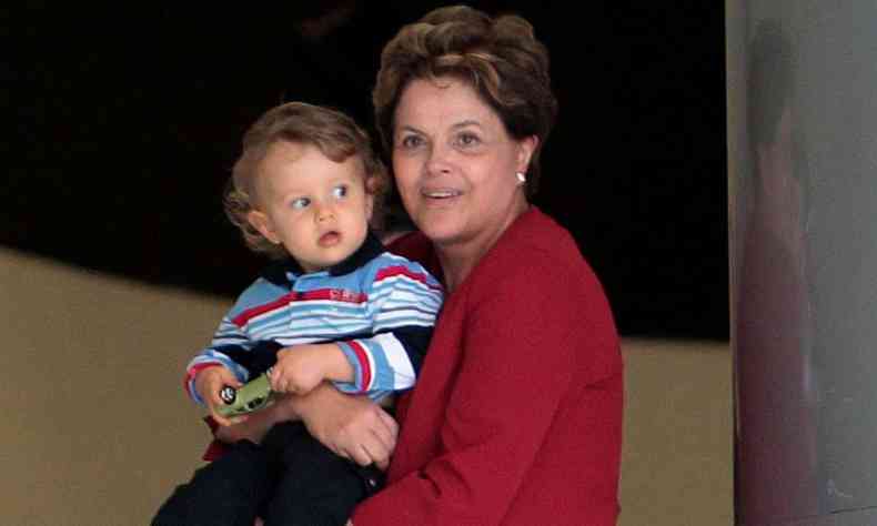 Dilma e Gabriel no colo