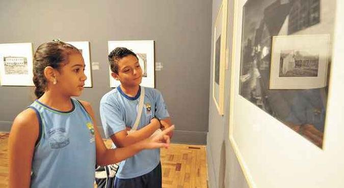 Durante passeio com a escola, Bárbara Rocha e o colega, Joseph Miranda, ambos de 12 anos, observam fotos em exposição Durante passeio com a escola, Bárbara Rocha e o colega, Joseph Miranda, ambos de 12 anos, observam fotos em exposição