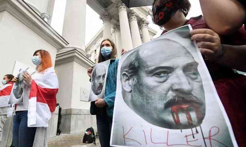 Manifestantes protestam contra atrocidades cometidas pelo presidente(foto: Sergei SUPINSKY / AFP)