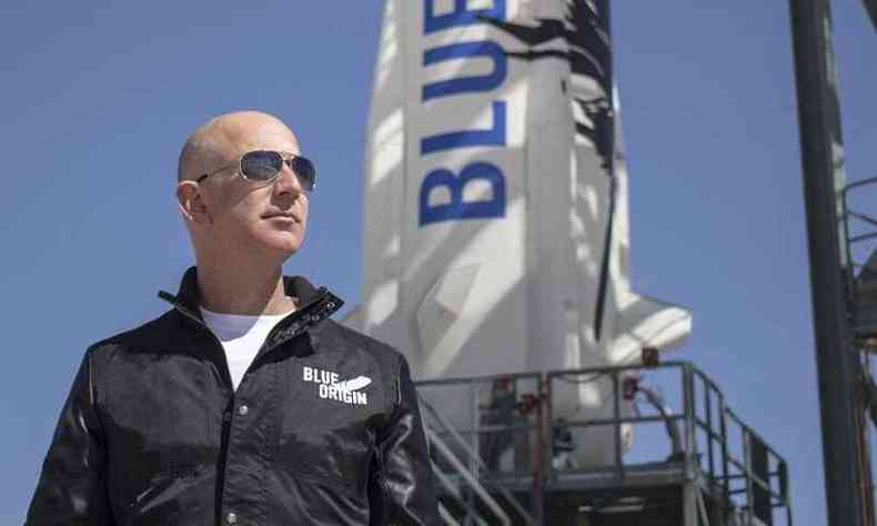 Bezos  frente do foguete com o qual vai ao espao(foto: BLUE ORIGIN / AFP)
