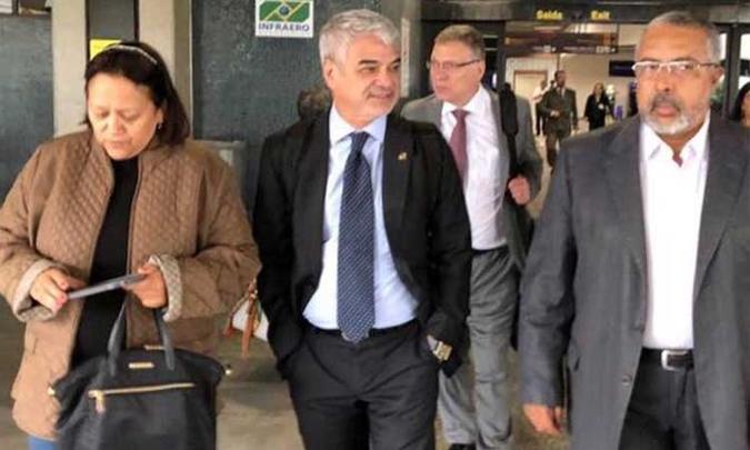 Senadores do PT Fátima Bezerra (RN), Humberto Souto (PE) e Paulo Paim (RS) estão em Curitiba para participar da comitiva de senadores que vão visitar Lula na tarde de hoje (foto: Reprodução/Twitter)) Senadores do PT Fátima Bezerra (RN), Humberto Souto (PE) e Paulo Paim (RS) estão em Curitiba para participar da comitiva de senadores que vão visitar Lula na tarde de hoje (foto: Reprodução/Twitter))