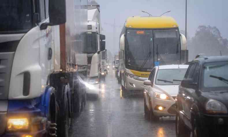 BR-040, que liga BH ao Rio de Janeiro, est totalmente interditada, na altura do Km 562