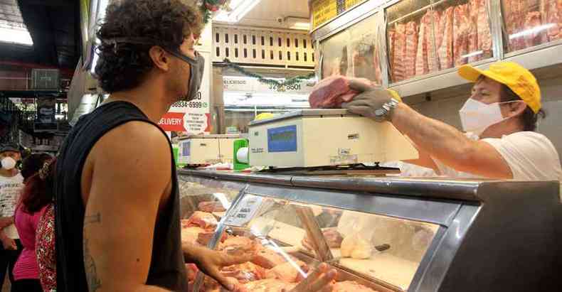 Inflao alta, sobretudo, a dos alimentos  mais perceptvel para os brasileiros do que o crescimento econmico(foto: Jair Amaral/EM/D.A Press )