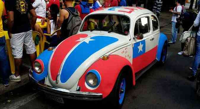 Torcedores chegaram de fusca pintado com as cores do Chile e assistiram jogos do dia em bar da Savassi(foto: Leandro Couri/Em/D.A Press )