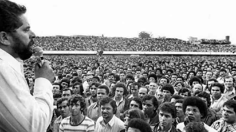 Lula discursa em assemblia de metalrgicos do ABC paulista durante greve em maro de 1979; livro analisa trajetria de ex-presidente e do PT