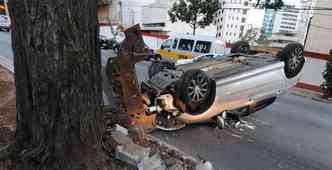 Apesar dos danos, nenhum ocupante do carro ficou ferido, segundo a polcia(foto: Marcos Vieira/EM/DA Press)