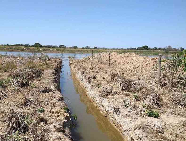 Fiscalizou notificou responsvel a aterrar canais abertos de maneira ilcita (foto: Divulgao/Ibama)