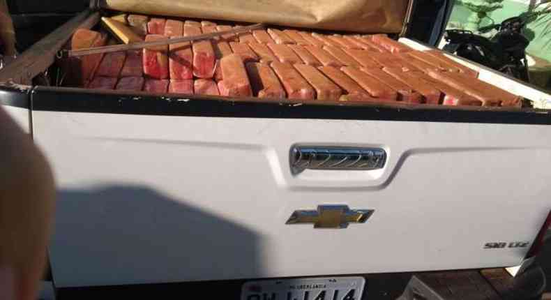 Mais de mil tabletes da droga estavam na carroceria de uma caminhonete(foto: Polcia Militar/Divulgao)