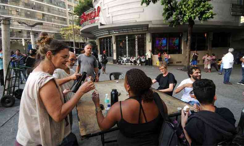 Grupo convidou quem passava pelo Centro para tomar caf e conversar(foto: Leandro Couri/EM/D.A Press)