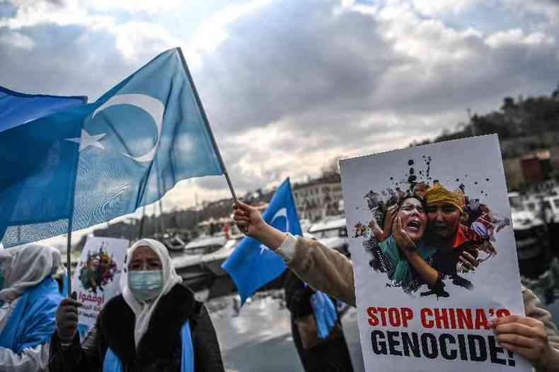 Mulheres muulmanas uigures protestam em frente  embaixada da China, em Istambul, e pedem notcia de suas famlias(foto: Ozan KOSE/AFP)