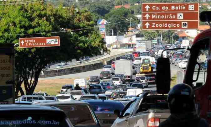 Congestionamento no entorno da Estao Pampulha provocou buzinao de motoristas(foto: JAIR AMARAL/EM/D.A PRESS)