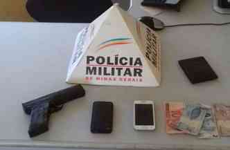 Policiais encontraram uma arma falsa e celulares roubados com os assaltantes. (foto: Divulgao/PMMG)