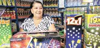 Helena Aparecida de Souza, da loja Feira dos Fogos, precisou contratar trs funcionrios para atender a clientela