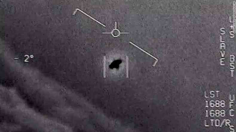 Imagem cem preto e branco om um suposto objeto voador não identificado