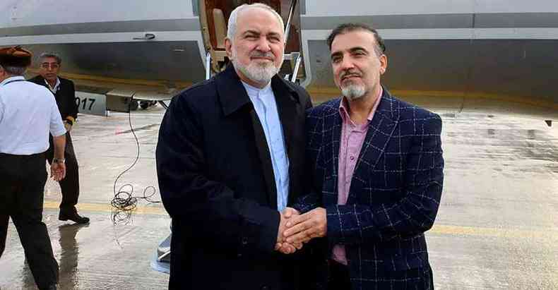 Ministro do Exterior Mohammad Javad Zarif recebe o cientista iraniano Massoud Soleimani, libertado pelos EUA (foto: Twitter/AFP)