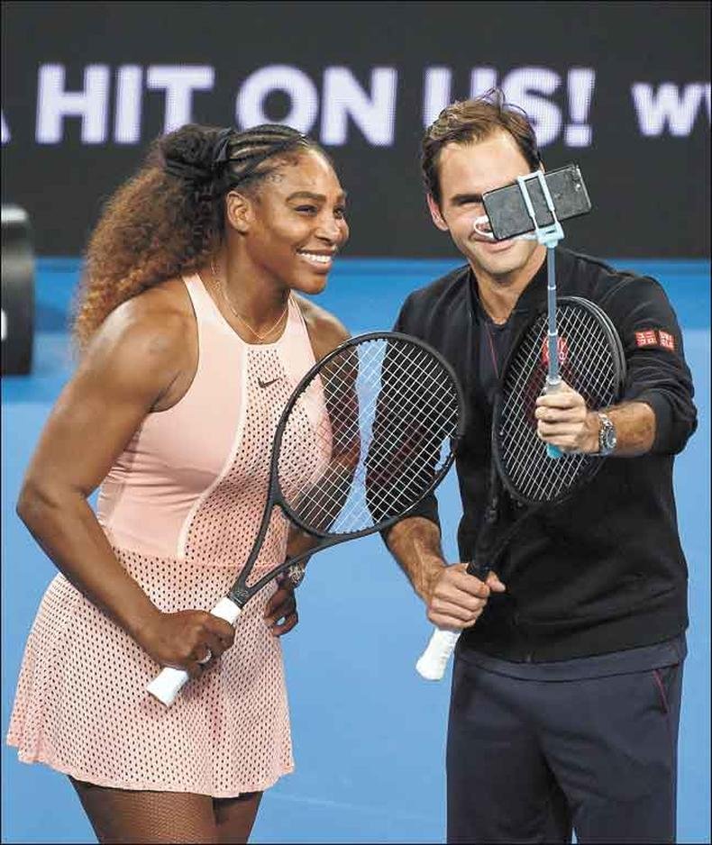 Depois da partida em Perth, na Austrlia, Serena e Federer tiraram uma selfie(foto: GREG WOOD/AFP)
